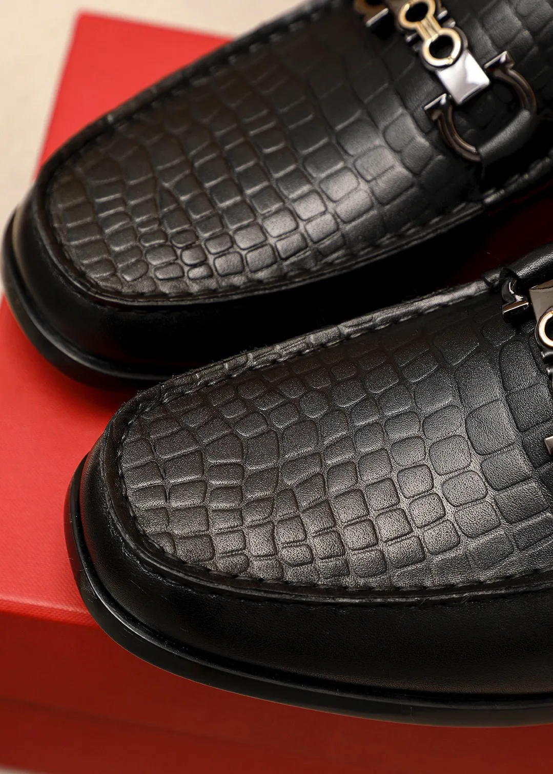 Men's shoes💰480💰 Product trademark: Ferragamo "Ferragamo" casual leather shoes Regular size: 38-44 (45🉑️customized) Product materials: Selected imported first-layer calfskin embossed upper + original hardware buckle, imported water-dyed cowhide leather lining. Strong three-dimensional visual effect, rubber outsole Color: 1⃣️color optional